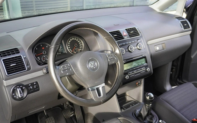 Volkswagen Touran cena 46999 przebieg: 200000, rok produkcji 2014 z Debrzno małe 562